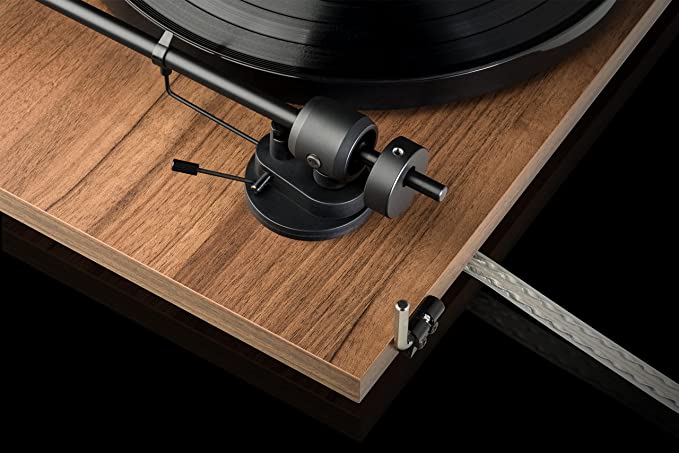 This turntable features an 8.6" tonearm with OM 5E cartridge, inside-mounted belt drive, and automatic speed change.